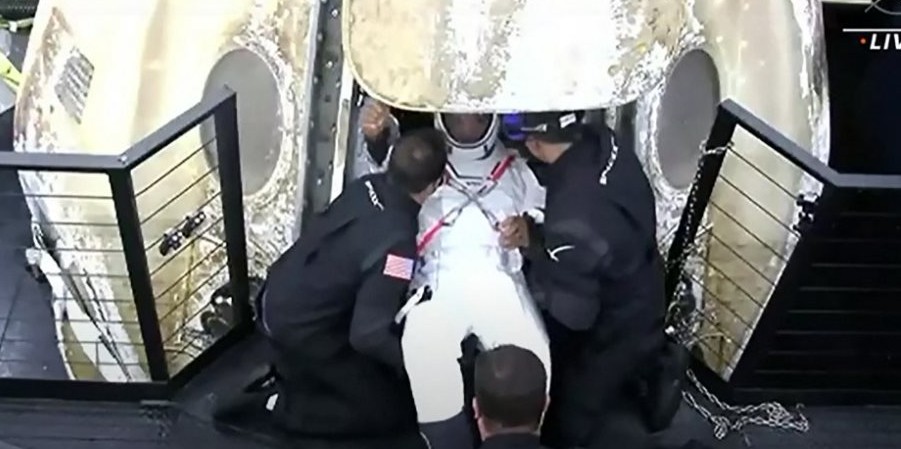 Στη Γη επέστρεψε η διαστημική κάψουλα της SpaceX με τέσσερις αστροναύτες (βίντεο - φωτογραφίες)